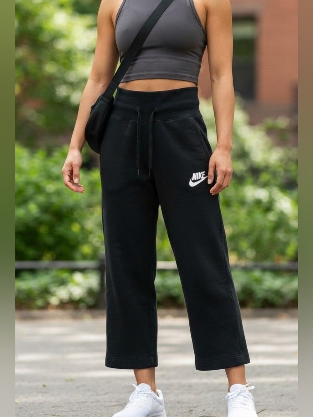 Nike Women's Black High-Waist Wide Leg Sweatpants Size Small Good Condition